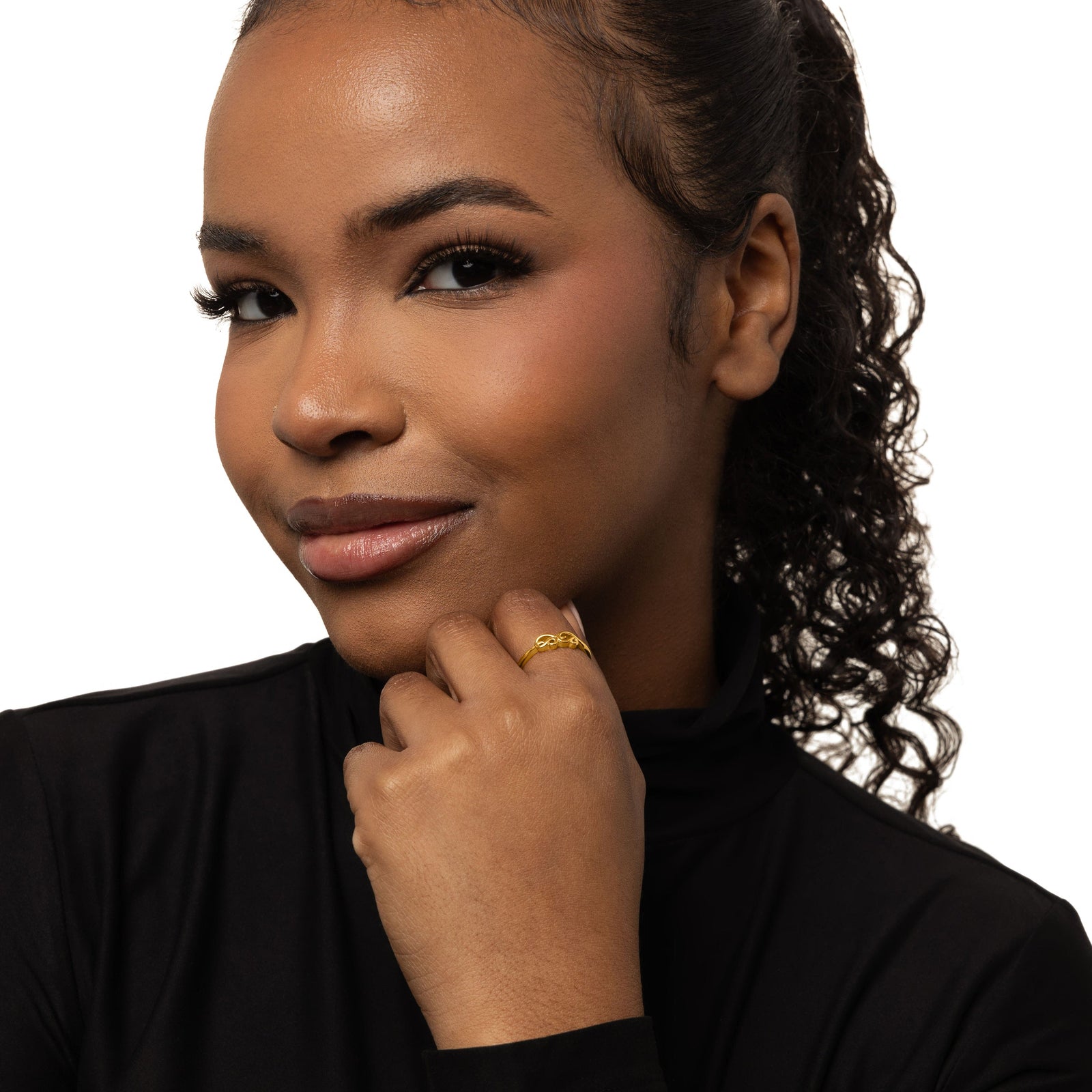 A model wearing the 18K gold-plated Arabic Mama Ring on her finger.