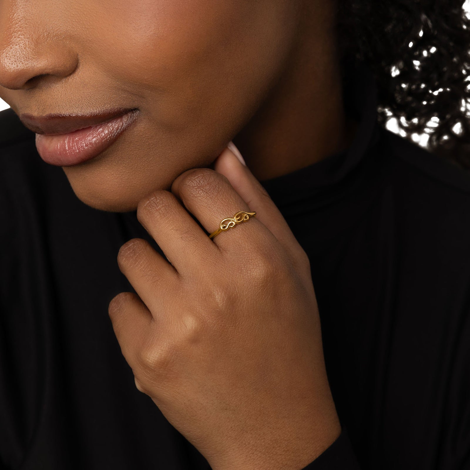 A model wearing the 18K gold-plated Arabic Mama Ring on her finger.