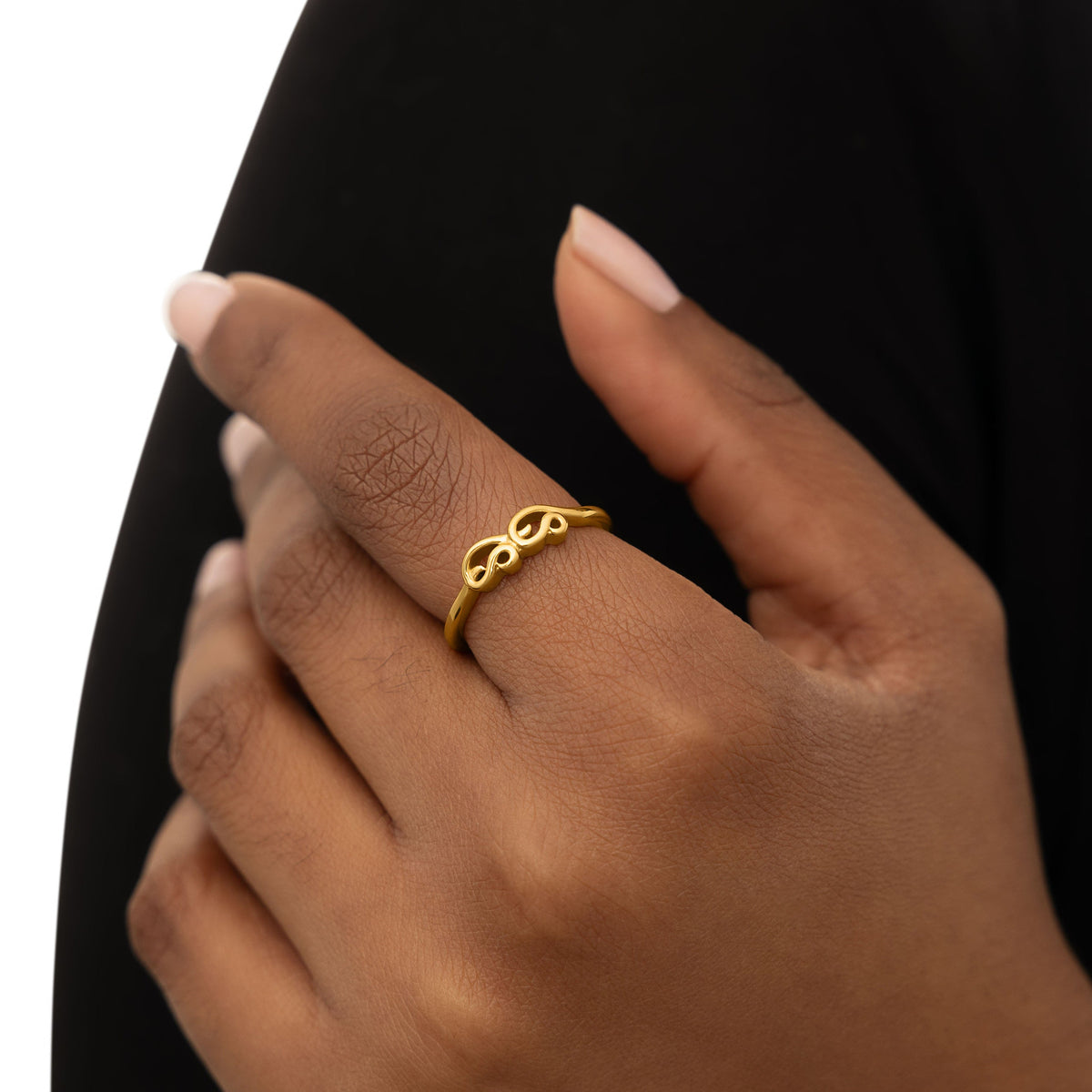 A model wearing the 18K gold-plated Arabic Mama Ring on her finger.
