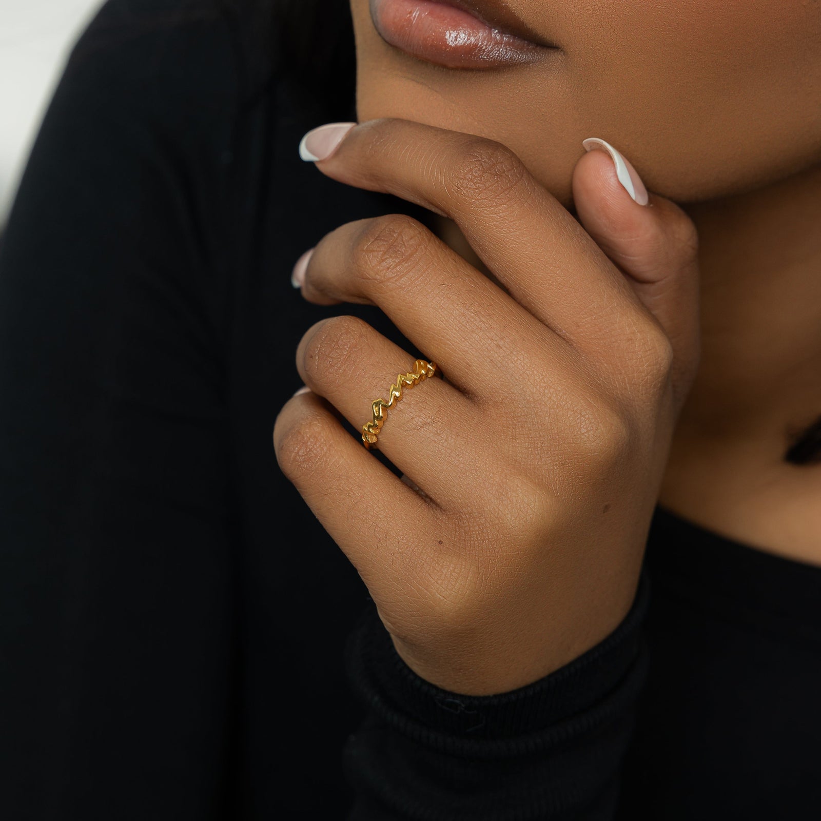 A model wearing the 18K gold-plated English Mama Ring on her finger. 