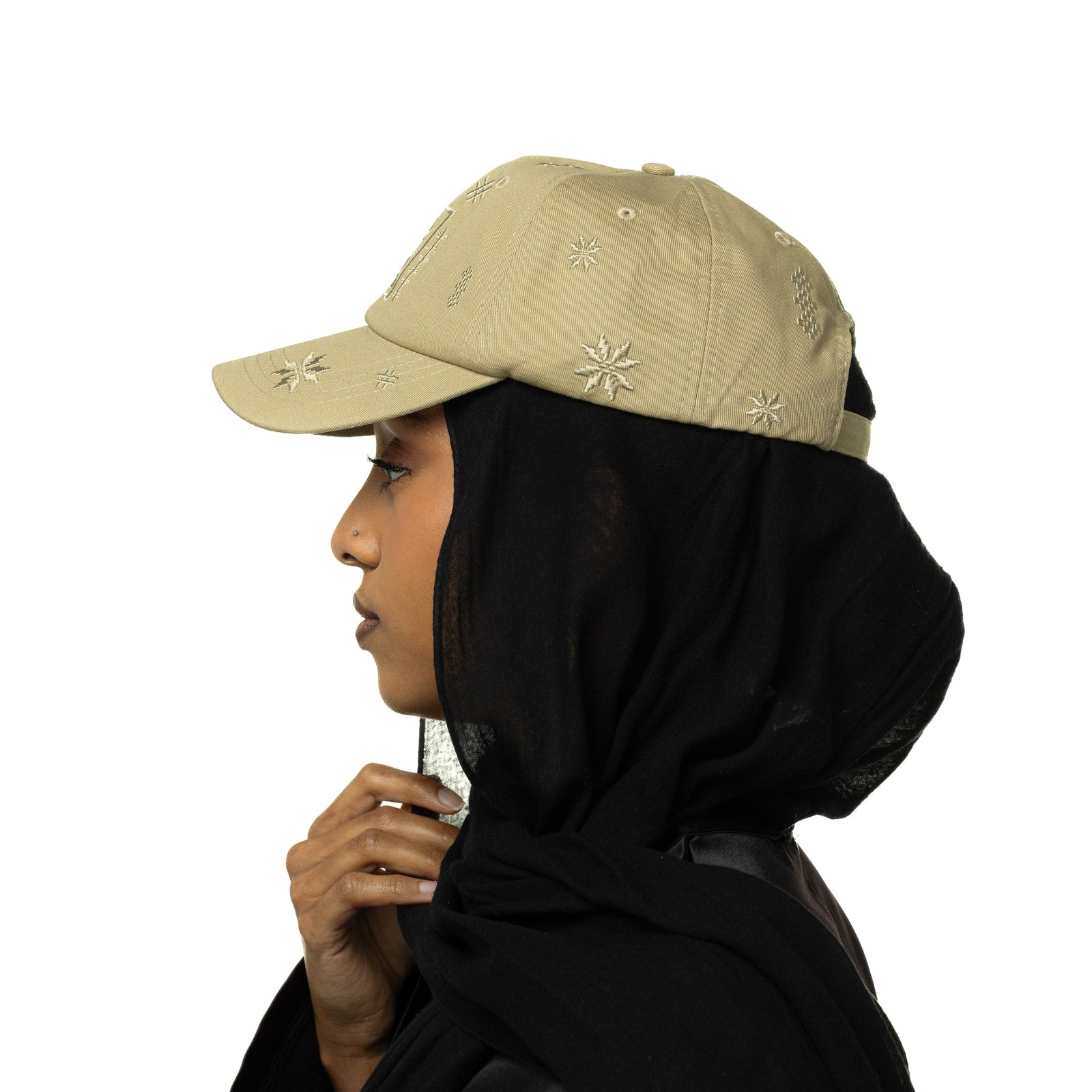 Sie profile photo of the model wearing the beige Palestinian Tatreez  Hat.