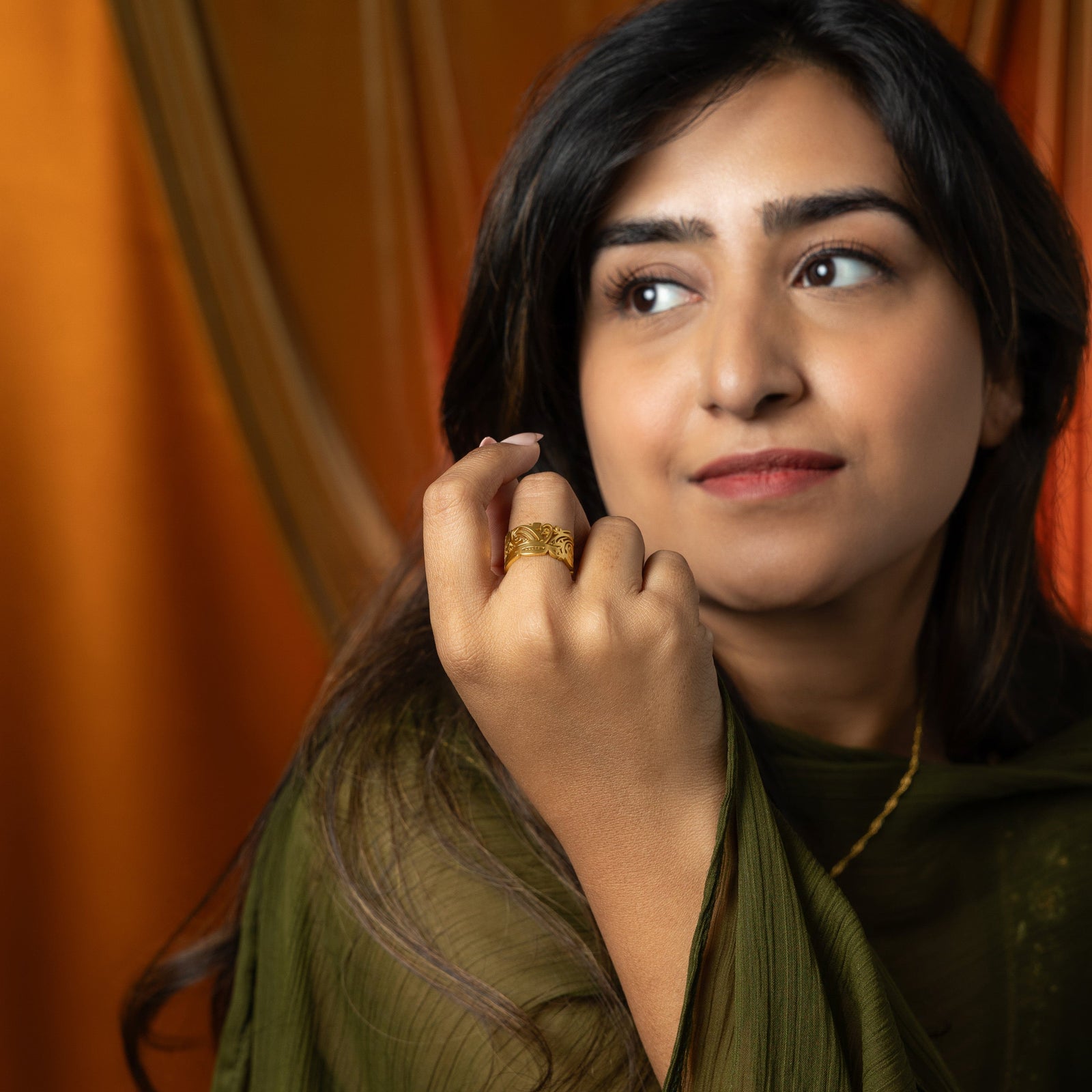 Model wearing a gold Ease Ring on her finger.