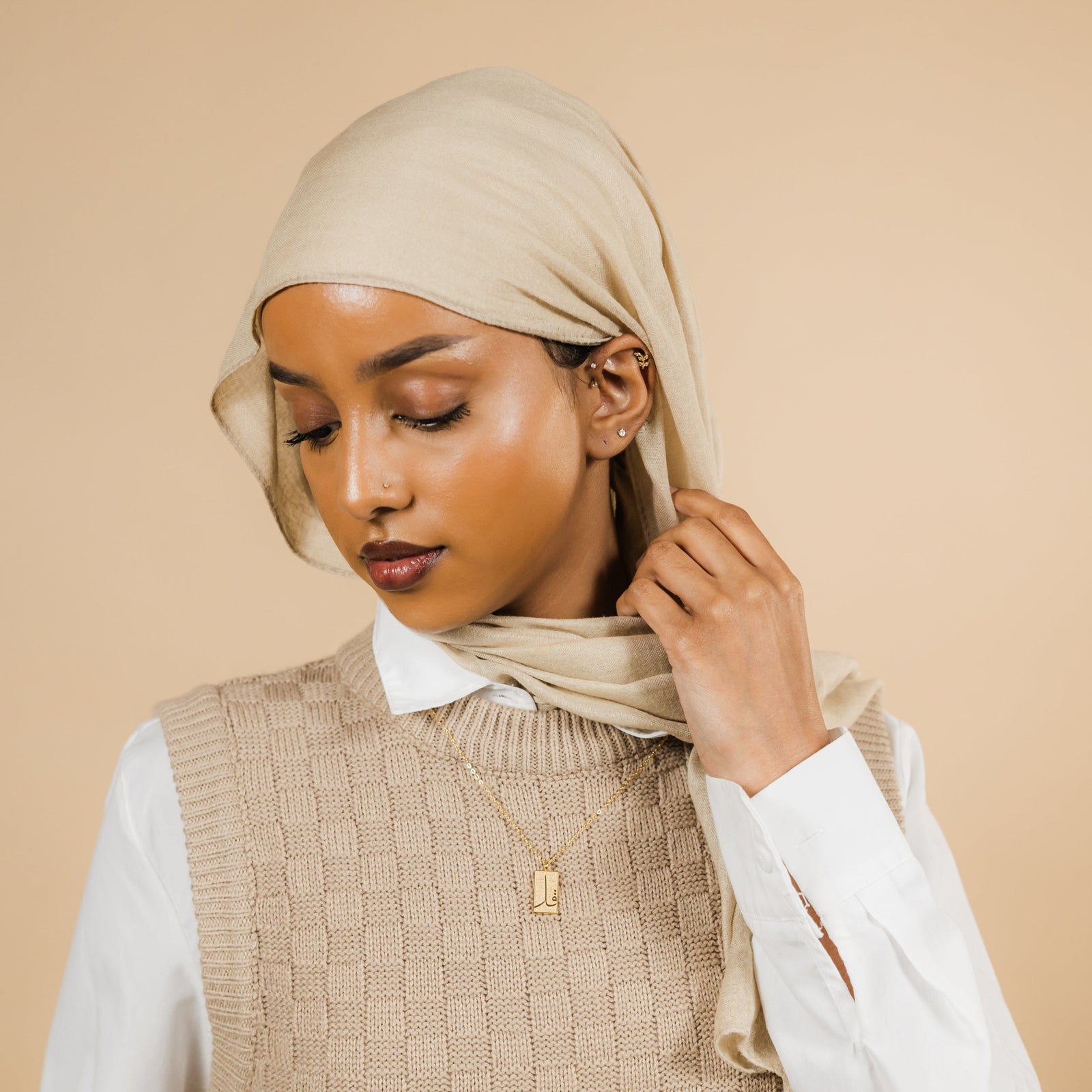 Photo of the model wearing the gold '4 Qul' Tag Necklace | Women.