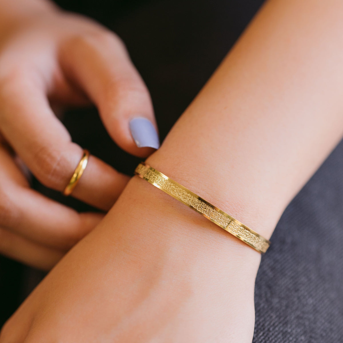 Photo of the gols 4 Qul Cuff | Women as worn by the model on their left wrist.
