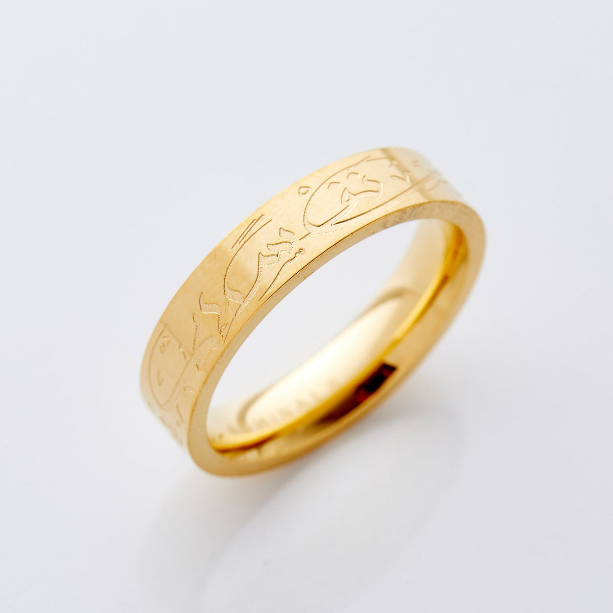 A close-up of the "Allah Does Not Burden" ring in 18K gold plating. The band features an elegant Arabic calligraphy engraving encircling the outer edge, displaying the verse: "لَا يُكَلِّفُ اللَّهُ نَفْسًا إِلَّا وُسْعَهَا" ("Allah does not burden a soul beyond what it can bear").